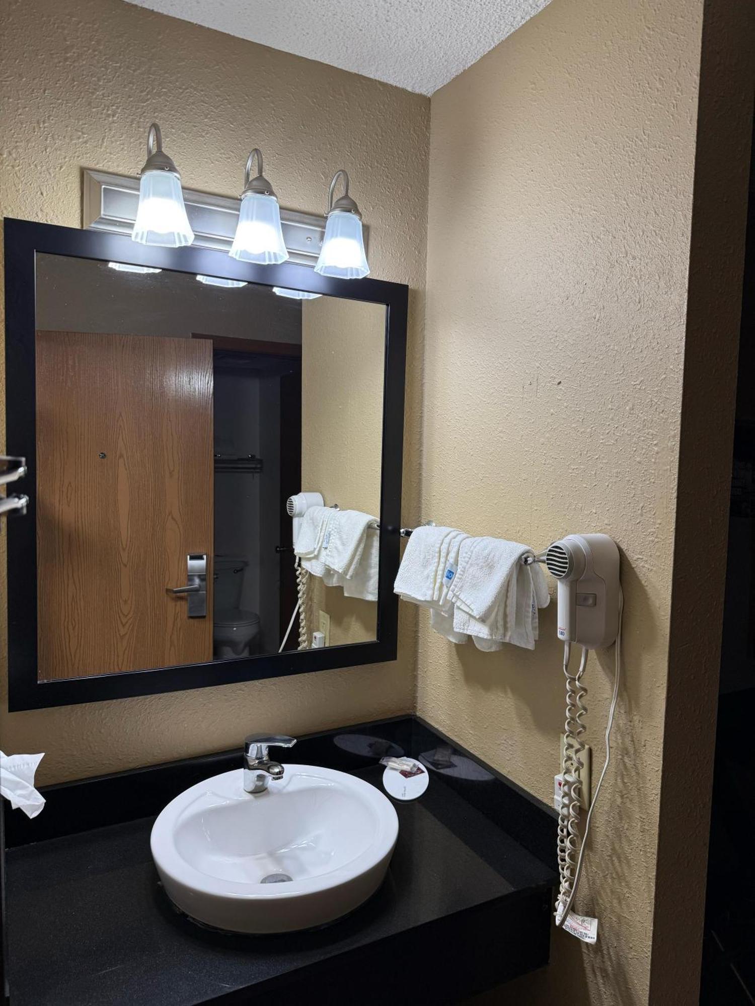 מלון Super 8 By Wyndham Mendota I-39 מראה חיצוני תמונה